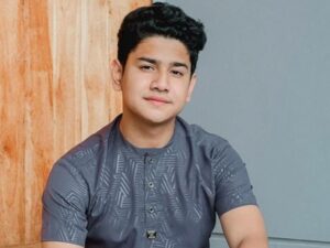 Berita Artis: Syakir Daulay barikan hadian pada sang guru, Al Habib Hasan bin Ja'far Assegaf dalam rangka ulang tahun yang ke-45.