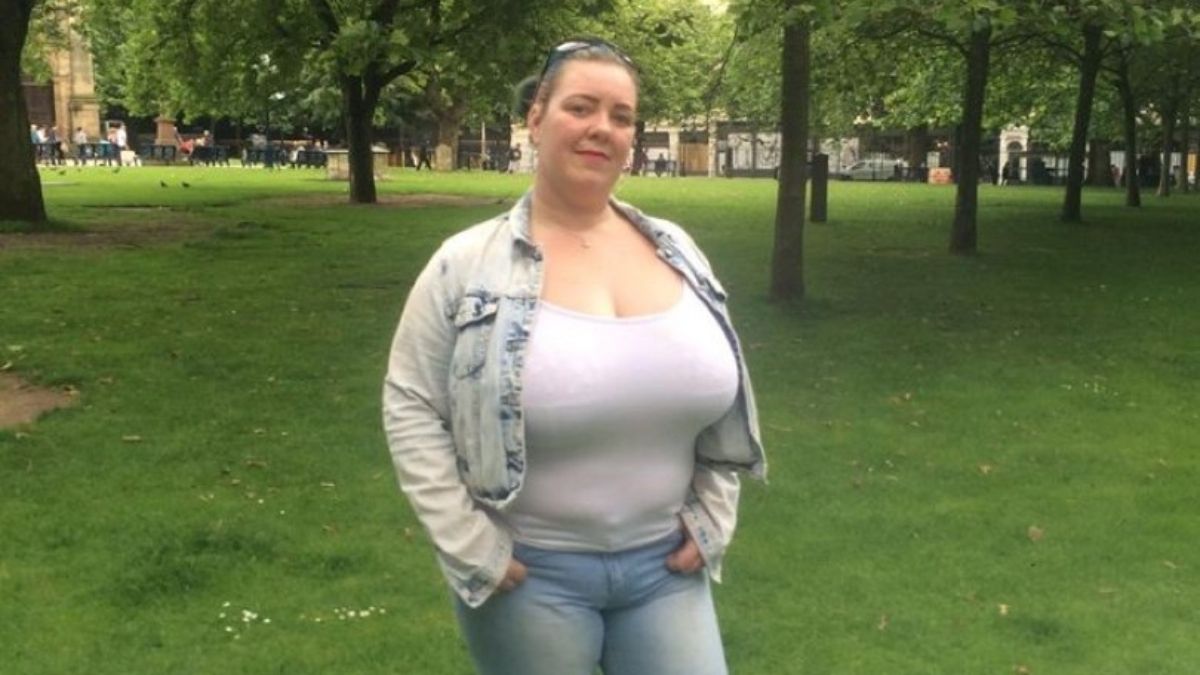 Berita terkini: Seorang wanita asal Inggris Vicky Rog berumur 19 tahun melakukan penggalangan dana untuk memperkecil ukuran payudaranya.