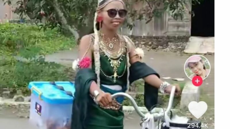 baru, dan berita pilihan hari ini: Seorang wanita tukang goreng keliling menggunakan kostum mirip nyi roro kidul viral di media sosial.