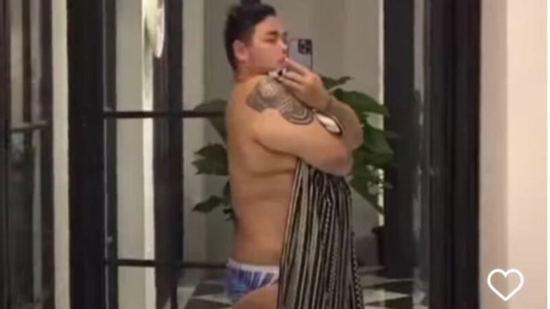 Berita artis, selebriti, dan hot gosip artis terbaru hari ini: Ivan Gunawan tunjukkan hasil dietnya hanya memakai celana dalam.