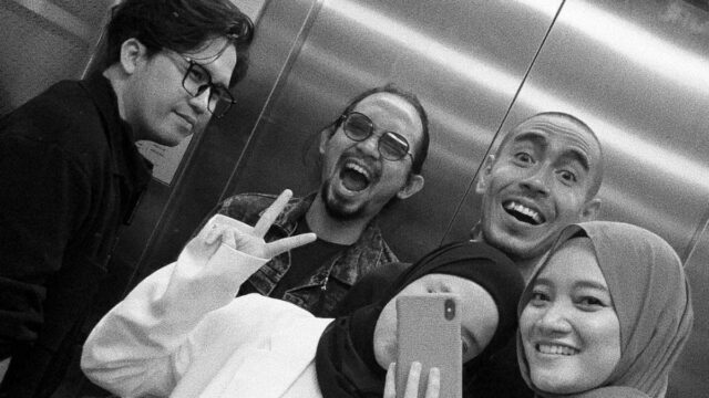 Berita artis, selebriti, dan hot gosip artis terbaru hari ini: Nissa Sabyan posting foto bareng Ayus, namun langsung tutup kolom komentar.