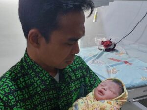 Berita terkini: Istri ustaz Abdul Somad, Fatimah Azzahra, melahirkan anak pertama mereka yang berjenis kelamin laki-laki, Kamis (17/02/2022).