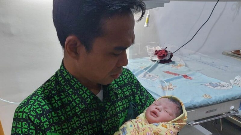 Berita terkini: Istri ustaz Abdul Somad, Fatimah Azzahra, melahirkan anak pertama mereka yang berjenis kelamin laki-laki, Kamis (17/02/2022).