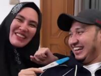 Berita artis: Kartika Putri dikabarkan positif hamil anak kedua dari Habib Usman Bin Yahya dan mengatakan enak di media sosial.