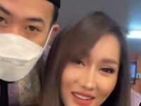 Berita artis: Lucinta Luna dipeluk oleh ustaz Syam, ia pun minta diajarkan oleh sang ustaz dan disuruh memakai peci.