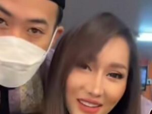 Berita artis: Lucinta Luna dipeluk oleh ustaz Syam, ia pun minta diajarkan oleh sang ustaz dan disuruh memakai peci.