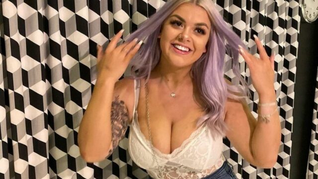 Berita terkini: Seorang wanita asal Inggris Vicky Rog berumur 19 tahun melakukan penggalangan dana untuk memperkecil ukuran payudaranya.