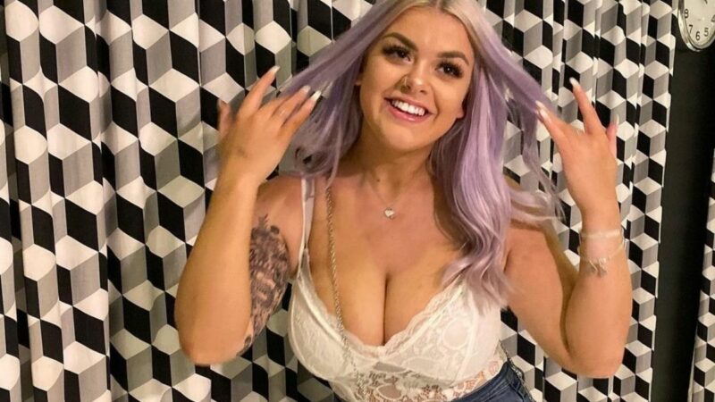 Berita terkini: Seorang wanita asal Inggris Vicky Rog berumur 19 tahun melakukan penggalangan dana untuk memperkecil ukuran payudaranya.