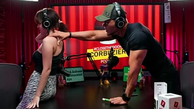 Berita Artis: Deddy Corbuzier memijit pundak seorang anak gadis kaya raya bernama Livy Renata yang masih berusia 19 tahun, netizen pun mengatakan bahwa Deddy menang banyak.