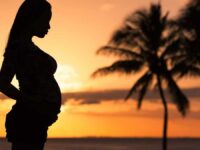 Berita terkini: Percaya dengan ucapan dukun, seorang wanita yang sedang hamil 3 bulan ini memaku kepalanya sendiri agar bisa melahirkan anak laki-laki