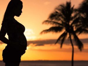 Berita terkini: Percaya dengan ucapan dukun, seorang wanita yang sedang hamil 3 bulan ini memaku kepalanya sendiri agar bisa melahirkan anak laki-laki