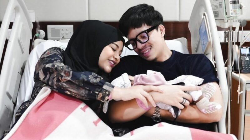 Berita artis: Pasangan Atta Halilintar dan Aurel akhirnya memperlihatkan wajah Baby A ke publik dalam sebuah acara yang digelar oleh sebuah stasiun televisi