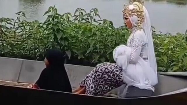Berita terbaru, terkini dan berita pilihan hari ini: Pengantin wanita ini nekat naik perahu demi langsungkan akd nikah di KUA.