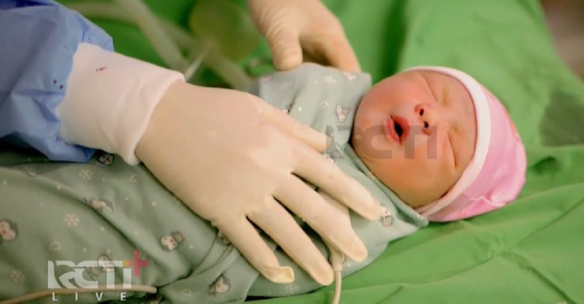 Atta Halilintar dan Aurel Pamer Wajah Baby A, Kira-Kira Mirip Siapa Ya? 2 Lampiran Gambar