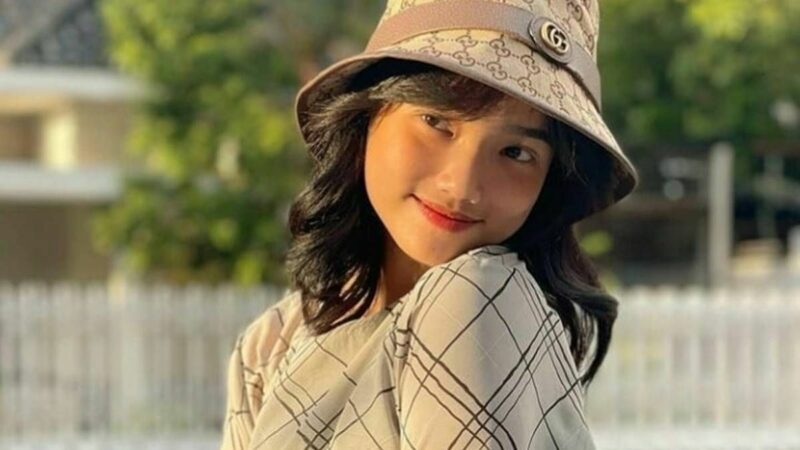 Berita artis: Fuji, adik mendiang Biby Ardiansyah ini dikenal memiliki paras yang cantik sedari kecil. Hal ini terlihat dari foto lawasnya yang beredar di medsos.