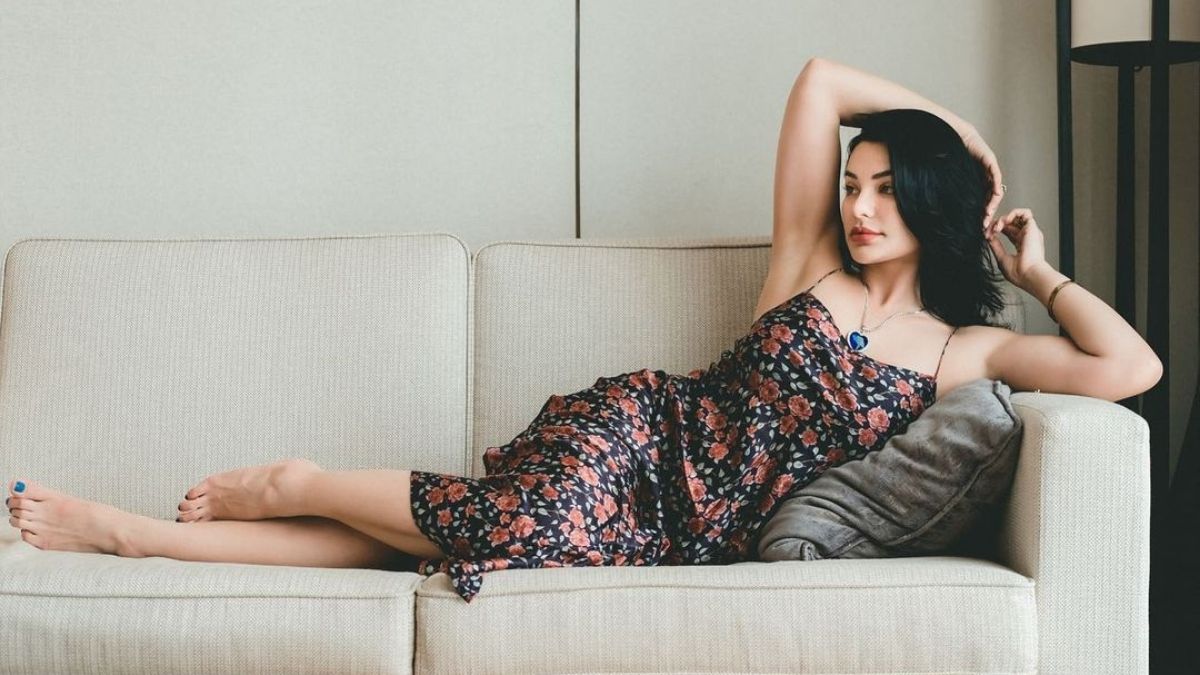 Berita artis: Nora Alexandra memposting foto baru dengan bergaya seperti Rose di film Titanic, ia pun disebut netizen kurang cocok karena masih pakai baju.