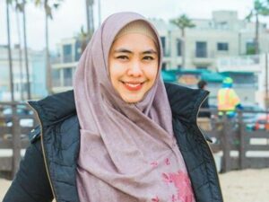 Berita artis, selebriti, dan gosip terbaru hari ini: Ceramah Oki Setiana Dewi menuai pro kontra terkait menyembunyikan aib pasangan dan KDRT.