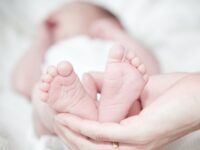 Berita terkini, terbaru, dan berita pilihan hari ini: Bayi yang divonis meninggal dunia ini hidup kembali saat hendak dikuburkan