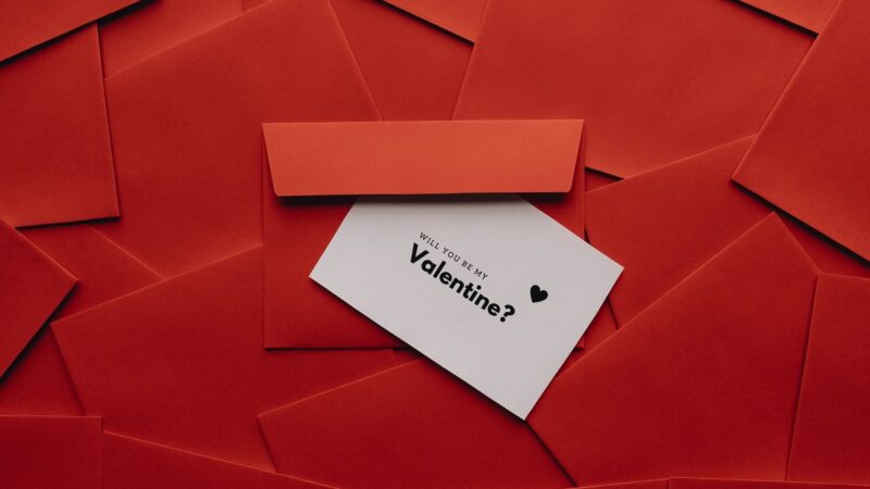 Berita terbaru: Perayaan Hari Valentina Arab Saudi ditandai dengan fenomena unik yakni laku kerasnya celana dalam wanita, parfum dan make up