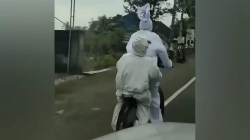 Berita terbaru : Hanya ada di Indonesia, bangun kesiangan, terpaksa pocong boncengan naik sepeda di jalan raya.