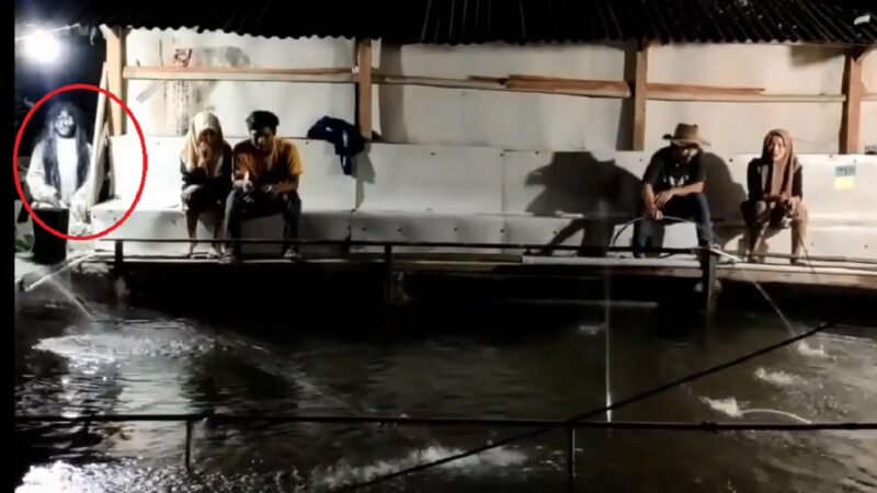 Berita Terbaru: Prank hantu, dua sejoli ini akhirnya nekat nyebur ke dalam kolam ikan karena takut melihat hantu pocong dan kuntilanak yang datang