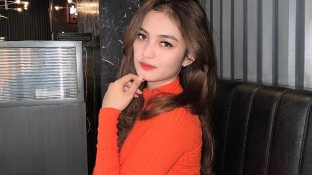 Berita artis: Inilah sederetan potret cantik Dea Anggraeni yang merupakan asisten pribadi Hotman Paris yang ke-24.