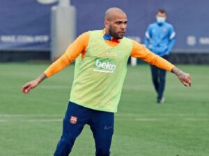 Berita Bola: Klub asal Catalan FC Barcelona memperpanjang kontrak bek gaek asal Brasil Dani Alves. Manajemen Barcelona mengaku senang dengan kinerja pemain senior tersebut