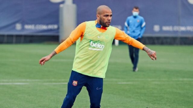 Berita Bola: Klub asal Catalan FC Barcelona memperpanjang kontrak bek gaek asal Brasil Dani Alves. Manajemen Barcelona mengaku senang dengan kinerja pemain senior tersebut