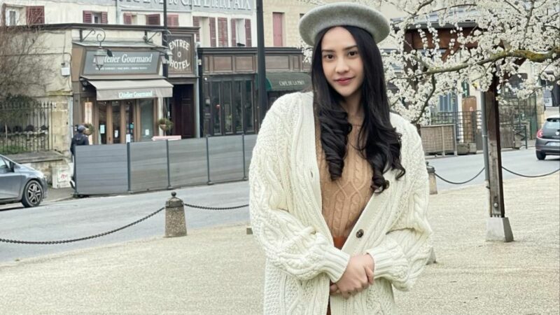 Berita artis: Artis Anya Geraldine disebut sebagau Taming Nidanya orang Indonesia, memikiki dagu yang lancip dan body goals.