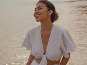Berita artis: Ariel Tatum disebut Angelina Jolinya Indonesia saat mempoasting potret cantik di tepi pantai ini, Sabtu (12/3/2022).