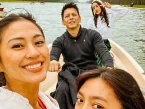 Berita artis: Ariel NOAH bersama dengan Anya dan juga putri kandungnya Alleia naik kapal di Paris, netizen sebut keluarga cemara.