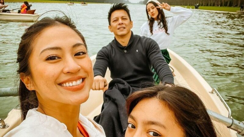 Berita artis: Ariel NOAH bersama dengan Anya dan juga putri kandungnya Alleia naik kapal di Paris, netizen sebut keluarga cemara.