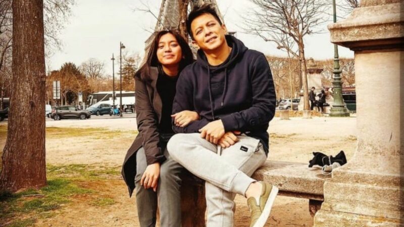 Berita artis: Ariel NOAH berfoto bareng dengan putri kandungnya, netizen menyangka kalau itu pacar baru Ariel, Kamis 3 Maret 2022.