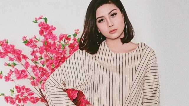 Berita artis: Inilah kisah cinta artis cantik Awkarin yang tampaknya memang berlika-liku, dari dirinya yang diporoti oleh mantan hingga diprank kekasih sendiri.