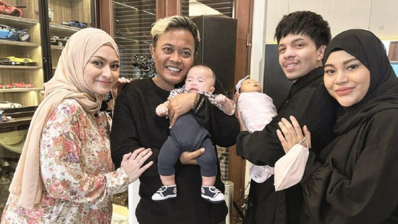 Berita artis: Pose tiduran bareng Baby Ameena dan Azzam putra dari komedia Sule disebut cocok oleh netizen karena posisi keduanya yang begitu dekat