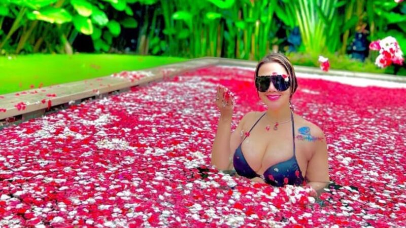 Berita artis: Barbie Kumalasari unggah foto seksi dirinya yang tengah mandi di kolom renang yang penuh dengan bunga.