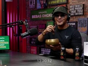 Berita artis: Deddy Corbuzier mencobakan aksi Rara yang memukul singing ball untuk menghantikan hujan saat race moto GP di Mandalika.