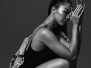 Berita artis: Andrea Dian berfoto dengan gaya jongkok seperti mau BAB, netizen lantas memperingatinya untuk jangan lupa cebok.