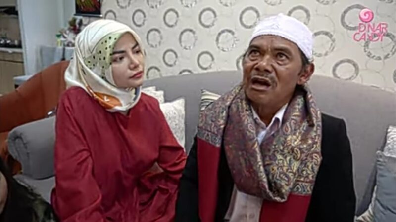 Berita artis: Haji Cecep, ayahanda artis Dinar Candy mendoakan agar anaknya Dinar segera menjaid wanita shaleha dan mendapatkam suami yang shaleh.