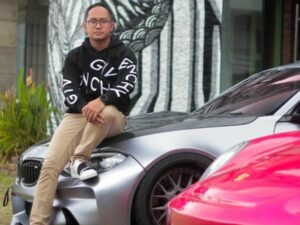 Berita artis: Crazy Rich Bandung, Doni Salmanan resmi ditahan di Bareskrim Mabes Polri atas dugaan kasus penipuan aplikasi Quotex.