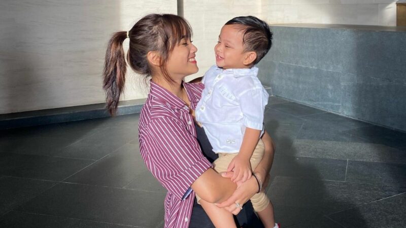 Berita artis: Ibu Dewi sebut Thariq Halilintar kini ibarat papi pengganti bagi cucu semata wayangnya, Gala Sky Andriansyah.