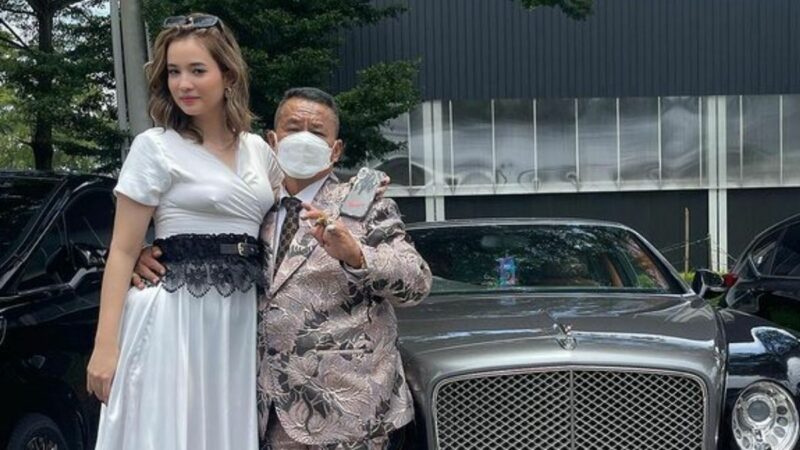 Berita artis: potret aspri ke 15 Hotman Paris membuat netizen jadi salah fokus di bagian dadanya yang terlihat tidak mengenakan bra.