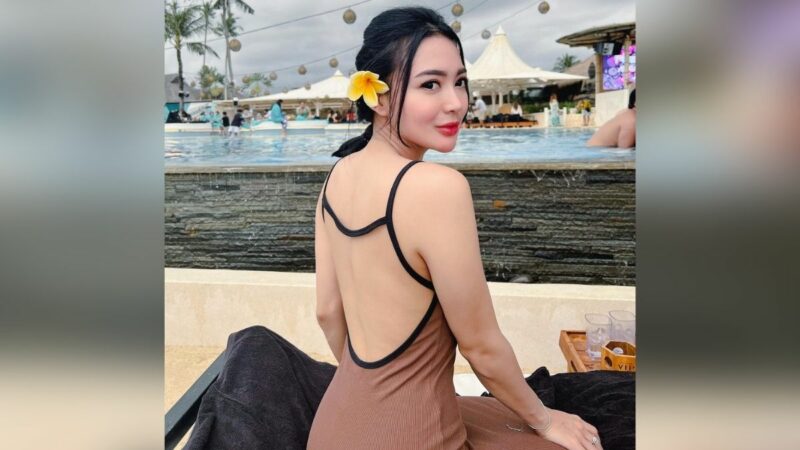 Berita artis: Wika Salim unggah foto punggung terbuka bergaun coklat, netizen beri julukan sebagai pemersatu pemuda bangsa.
