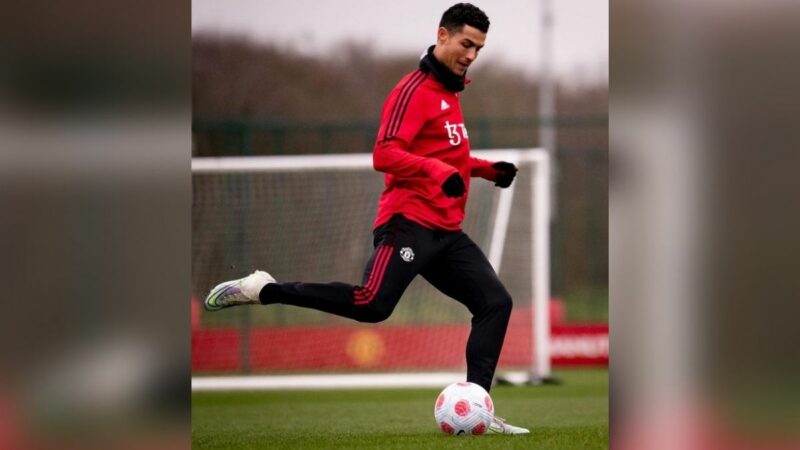 Berita bola: intang Manchester United, Cristiano Ronaldo, telah kembali dari Portugal. Pemain 37 tahun itu mudik ke kampung halaman sebelum MU kena bantai 4-1 oleh rival sekota Manchester City akhir pekan lalu.