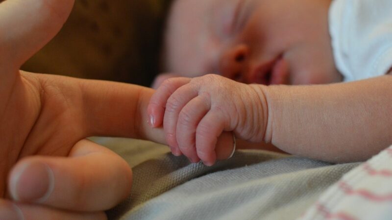 Ibu himbau orang tua untuk selalu memeriksa jari-jari bayi mereka untuk menghindari terjadinya turniquet rambut yang bisa berdampak buruk pada bayi.