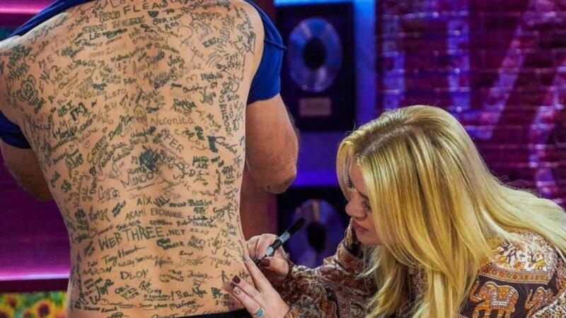Berita viral: Pria asal Florida ini berhasil pecahkan rekor dunia pemilik tato tanda tangan terbanyak di tubuh  dengan 225 tato.