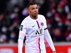 Berita bola: Penyerang andalan Paris Saint Germain, Kylian Mbappe, dikabarkan mengalami cedera. Mbappe mengalami gangguan kebugaran saat latihan jelang pertandingan leg kedua babak 16 besar Liga Champions di markas Real Madrid.