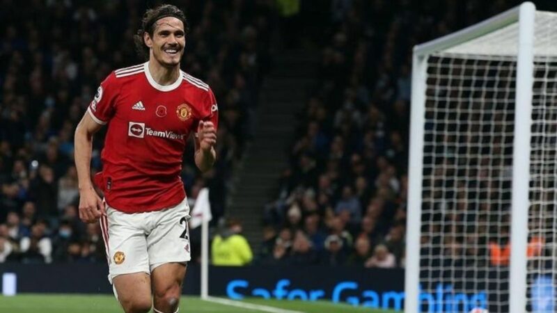 Berita bola: Manchester United akan melepas penyerang Uruguay, Edinson Cavani musim depan. MU kini mengincar penyerang Olimpique Lyon