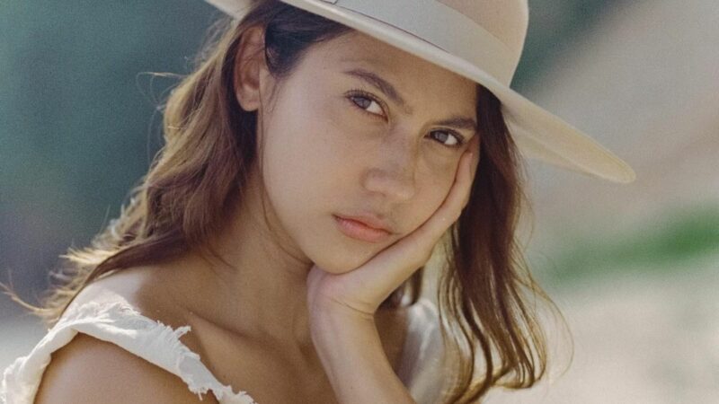 Berita artis: Pevita Pearce tampak cantik natural dengan balutan baju berwarna putih ditambah topi yang bertengger di kepalanya.