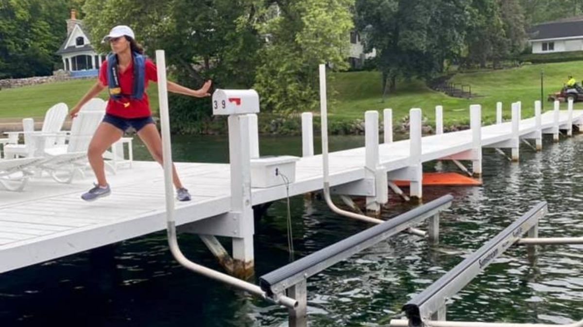 Berita viral: Tukang pos melompat ke Danau Jenewa untuk mengantar surat merupakan pekerjaan unik yang ada selama musim panas.